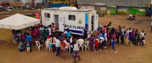 Les unités de soins mobiles, "mobile clinics", sont des solutions innovantes pour apporter des soins essentiels aux populations déplacées ou éloignées des services de santé.
