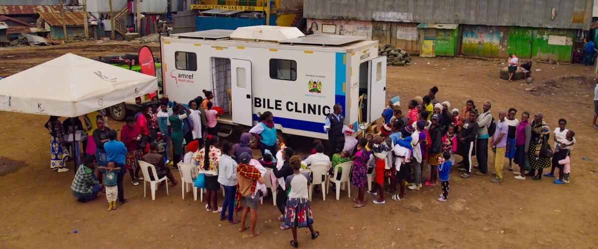 Les unités de soins mobiles, "mobile clinics", sont des solutions innovantes pour apporter des soins essentiels aux populations déplacées ou éloignées des services de santé.